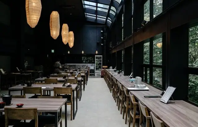 Sala con tavoli lunghi e luce naturale