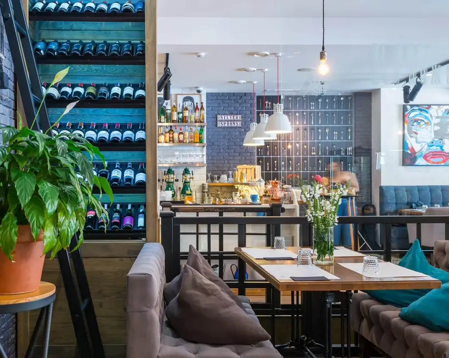 Sala di ristorante con parete di vini